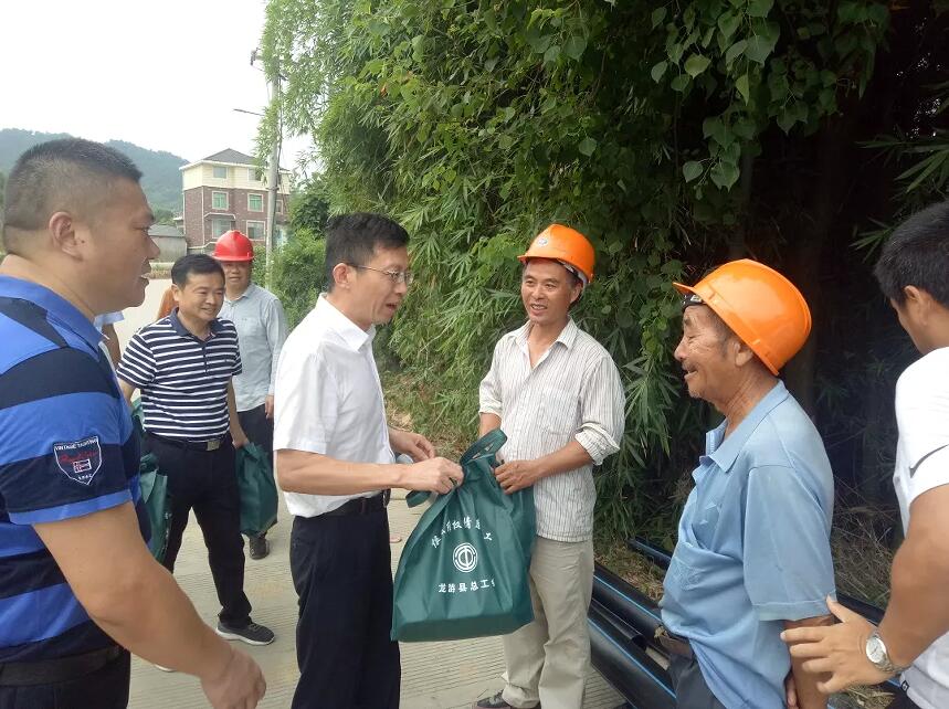 总工会暑期到企业进行送清凉慰问