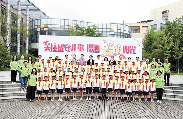 关注留守儿童 播洒爱心阳光