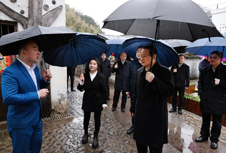 2月21日，省委书记易炼红来到淳安县枫树岭镇下姜村，考察共富后巷，走访特色民宿，了解村庄发展和共同富裕推进情况。记者 胡元勇 摄