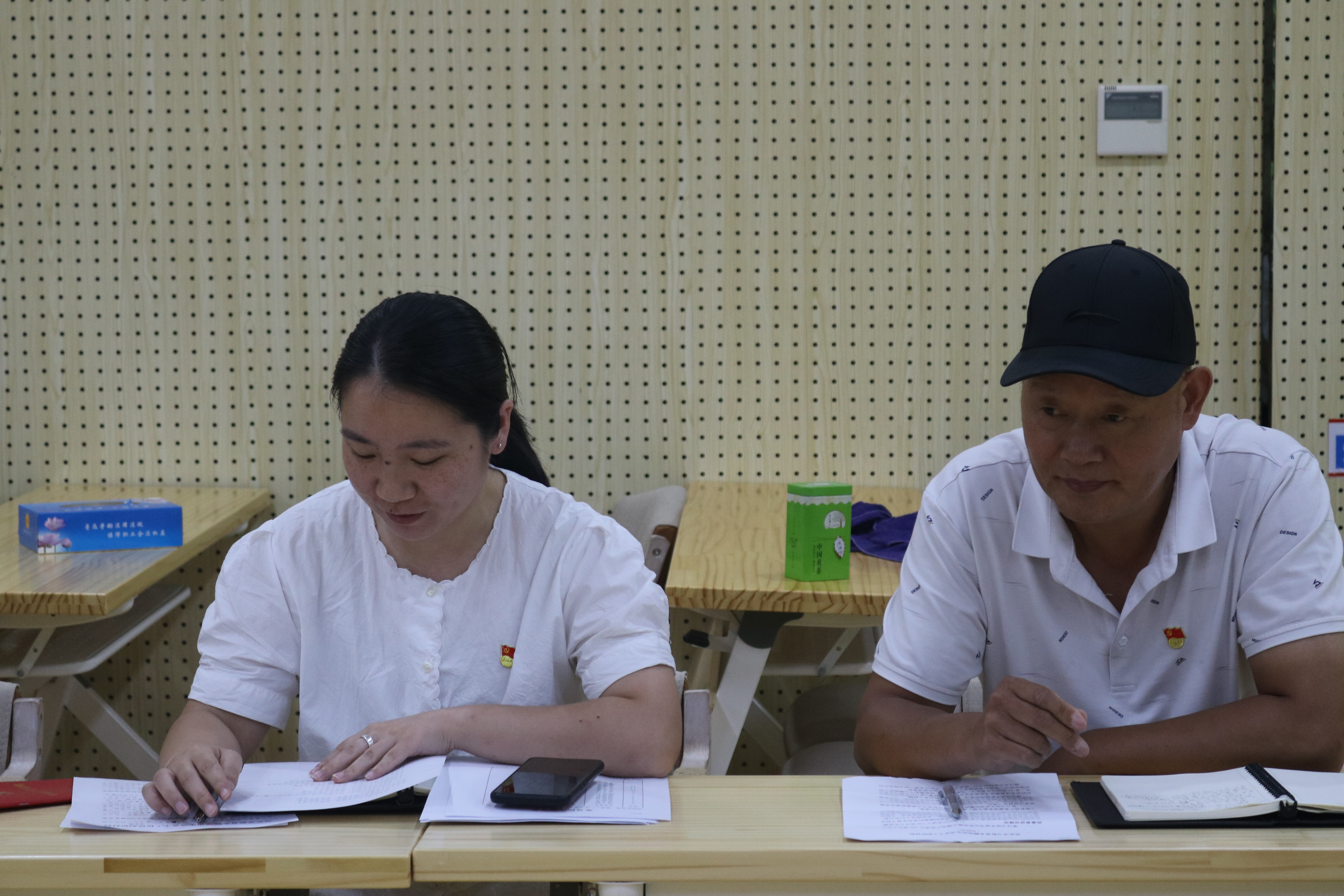 每位党员结合自身岗位和工作实际，逐一交流发言，查找差距不足，开展批